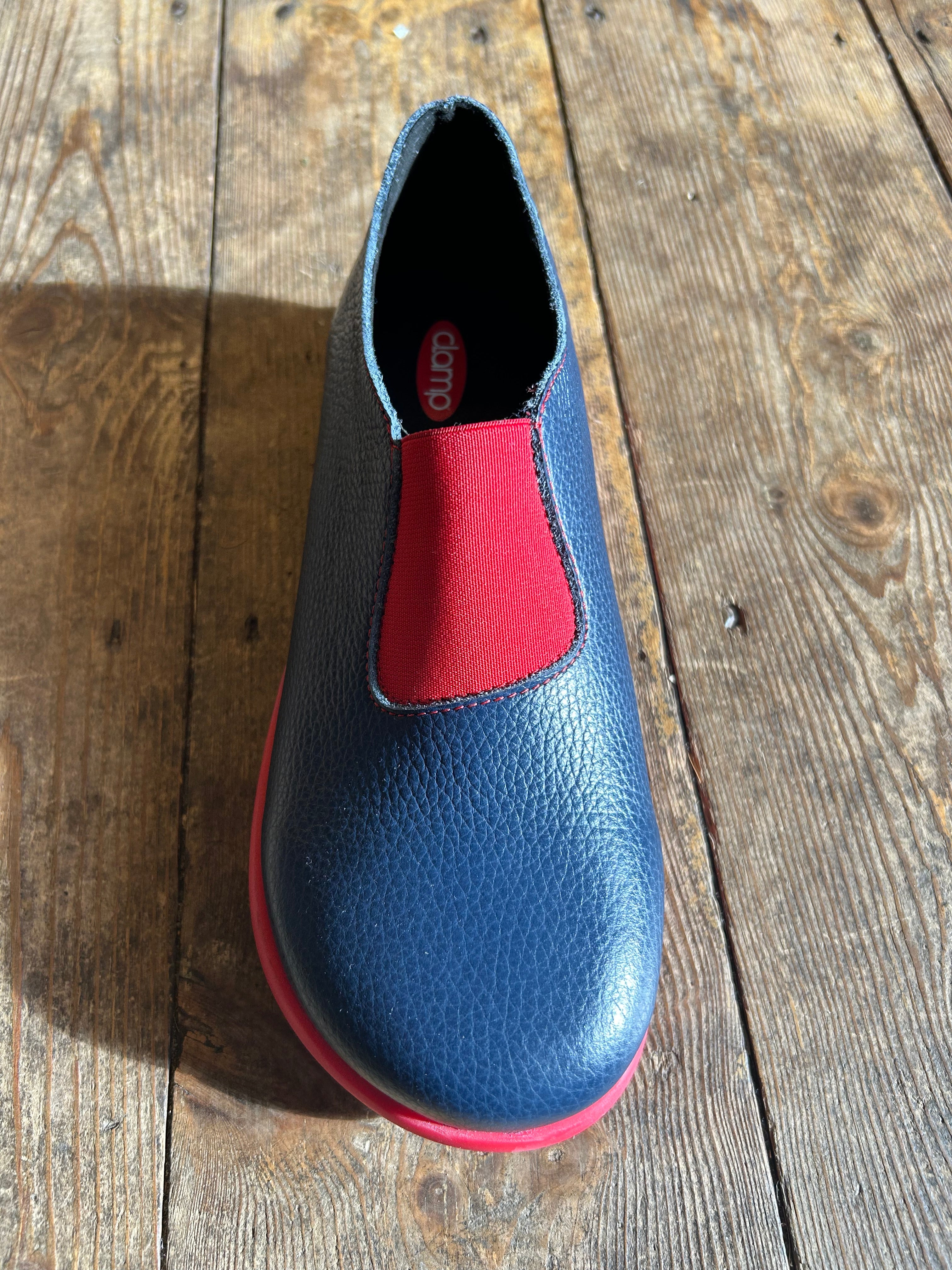 Clamp Bevan surfblue leather with red sole and elastic