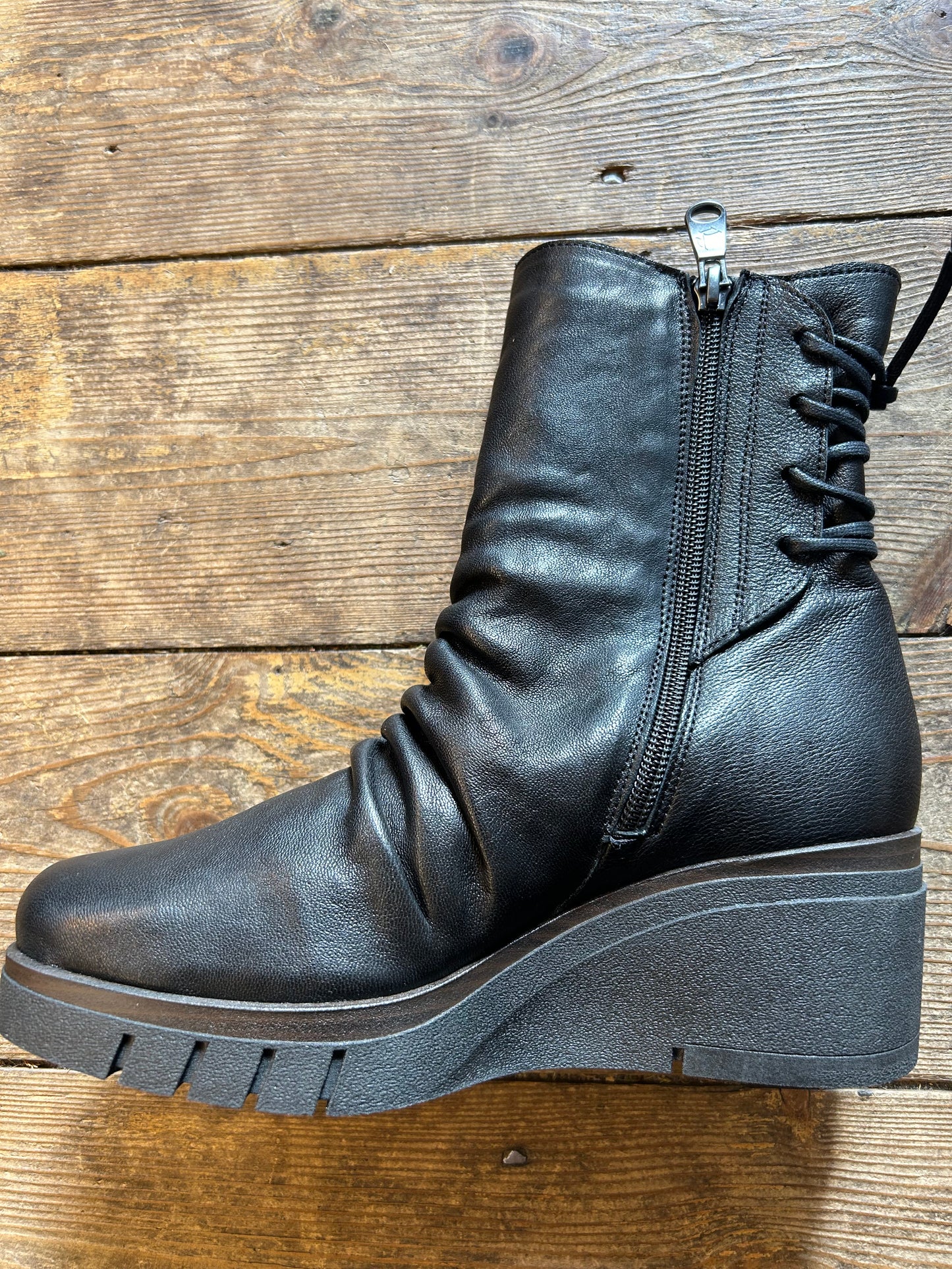 Paula Urban 1137 black leather zip wedge boot