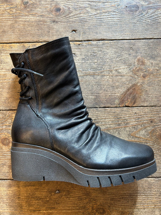 Paula Urban 1137 black leather zip wedge boot