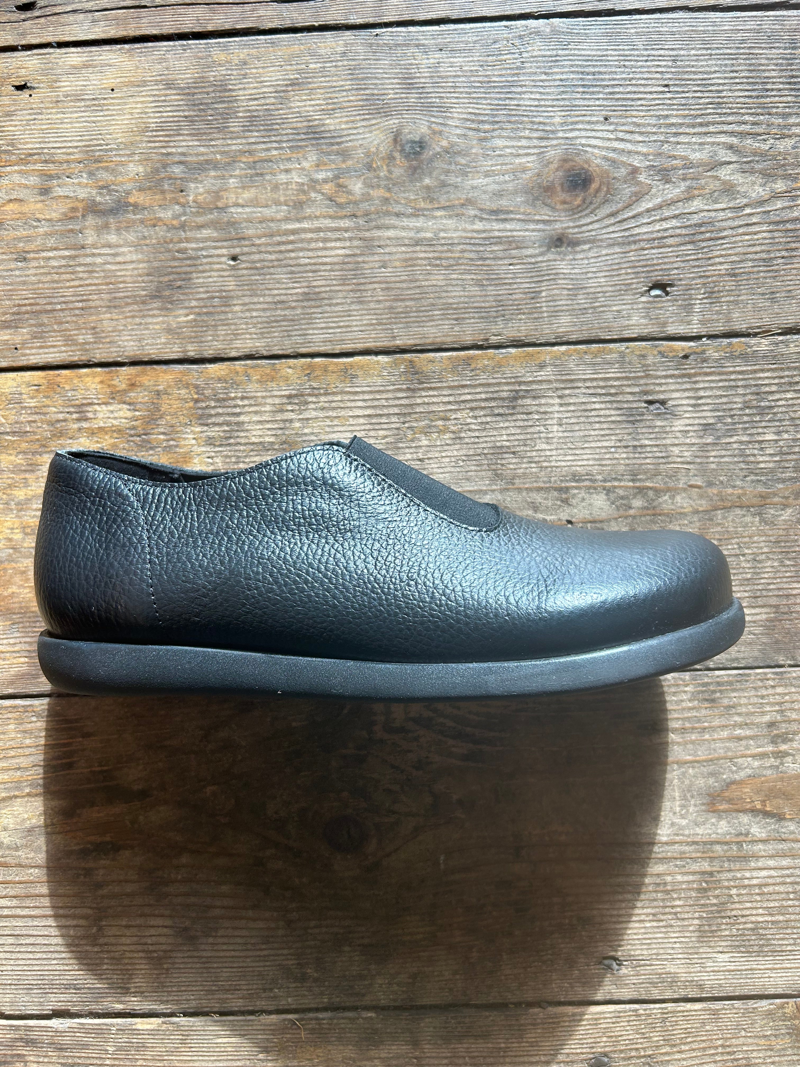 Clamp Bevan black leather with black sole and elastic