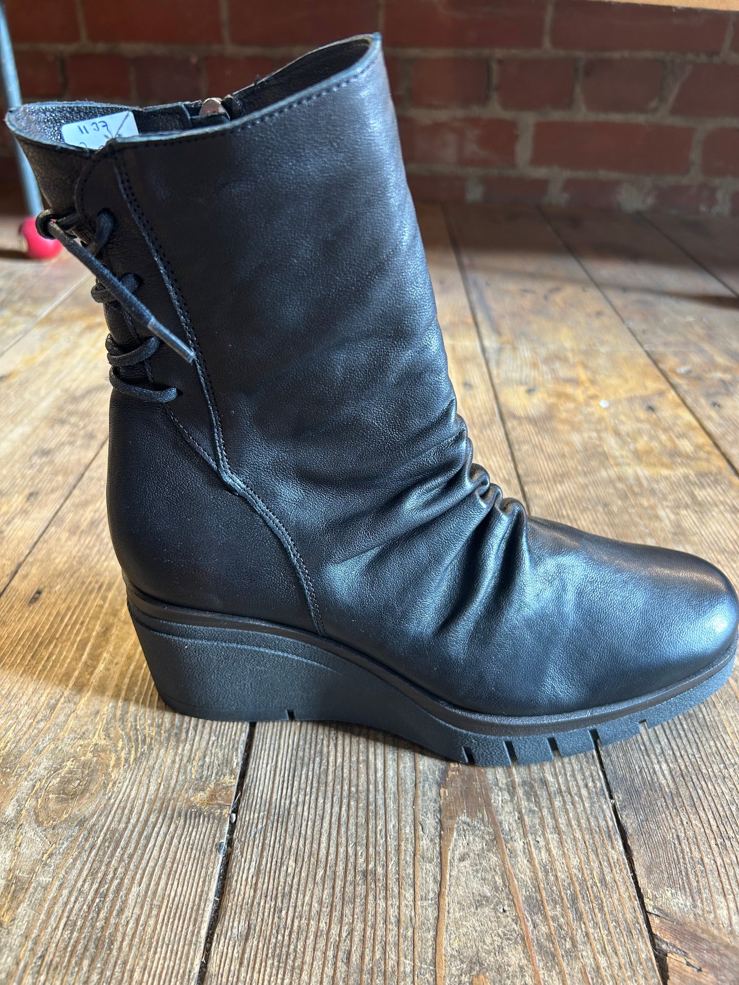 Paula Urban 1137 black leather zip wedge boot