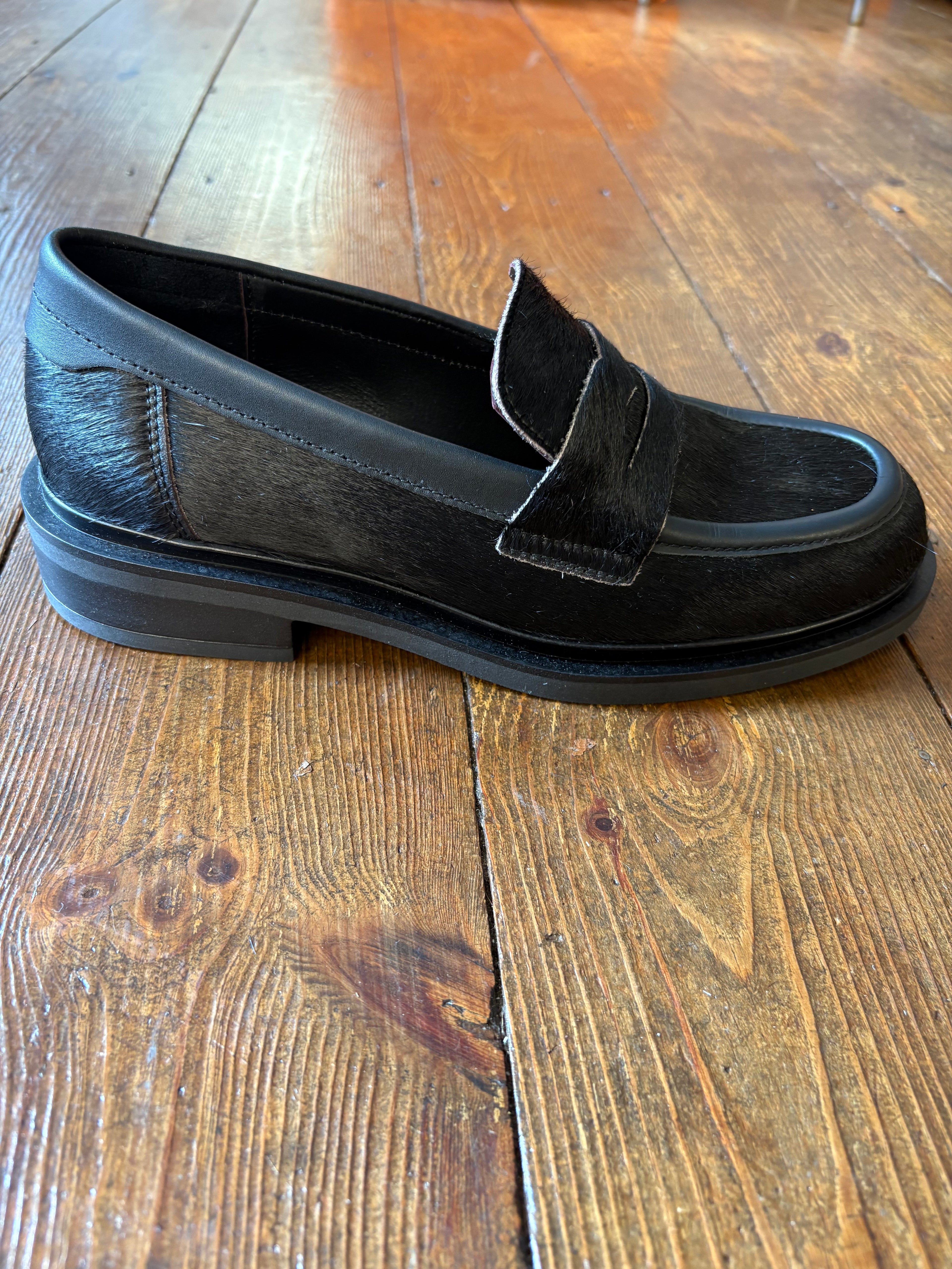 Yokono Ponyhair black loafer