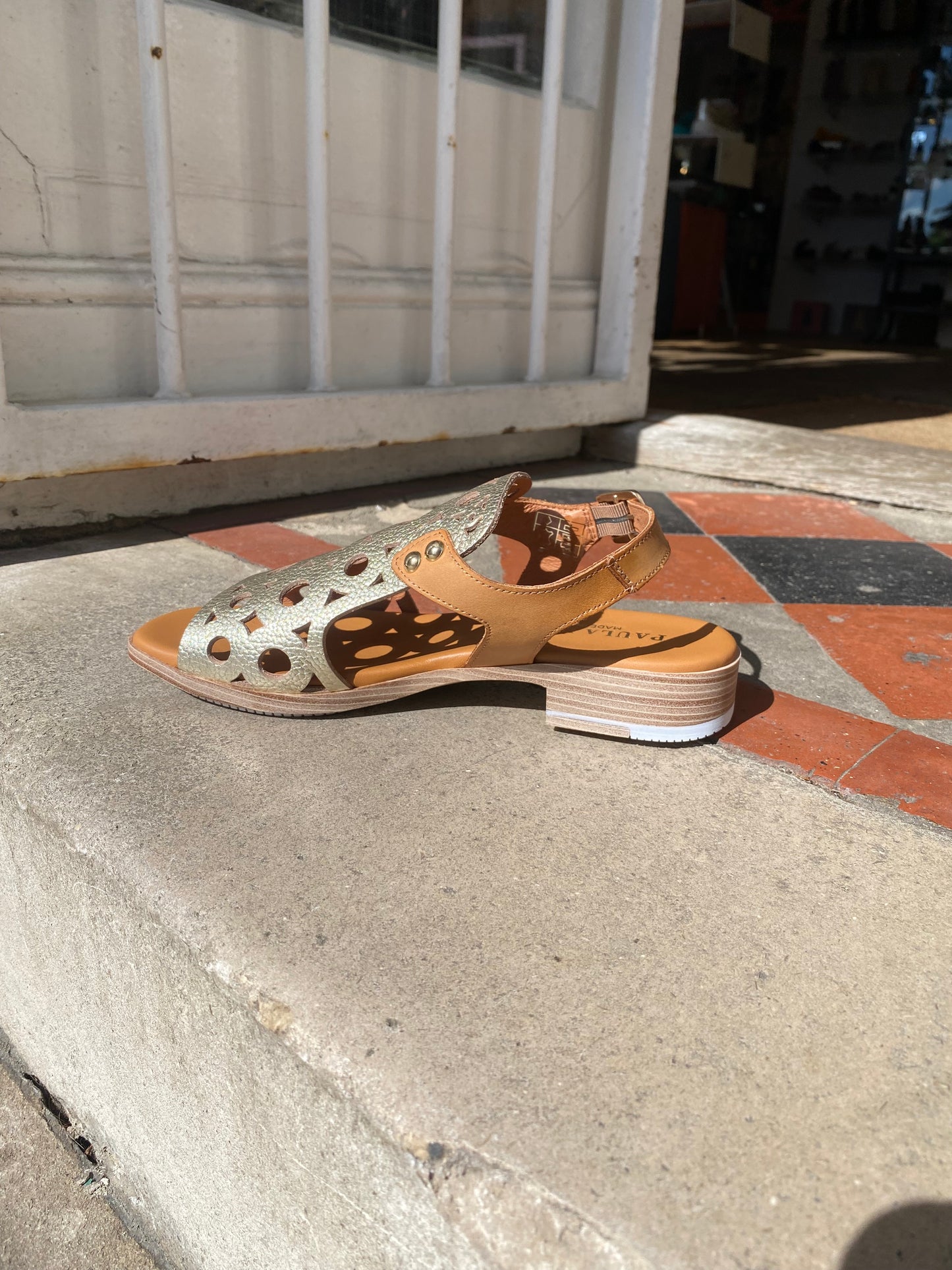 Paula Urban 9-654 gold sandals