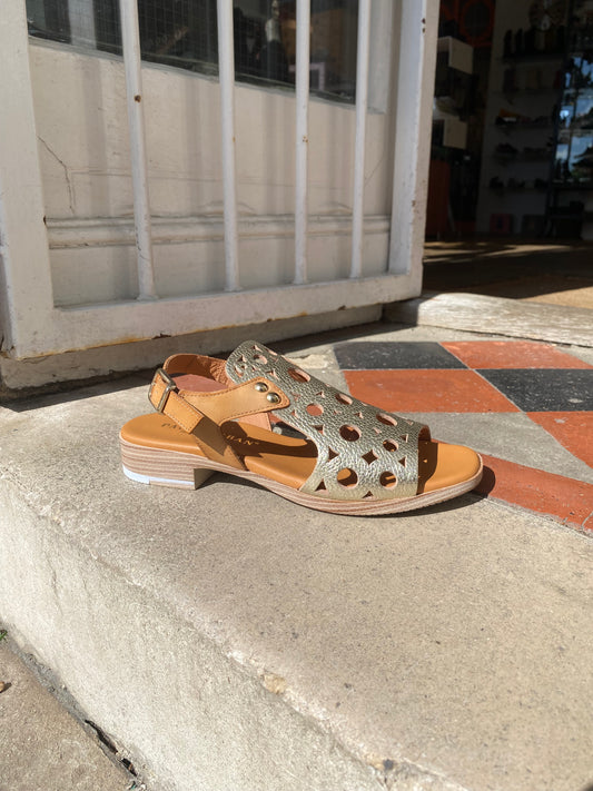 Paula Urban 9-654 gold sandals
