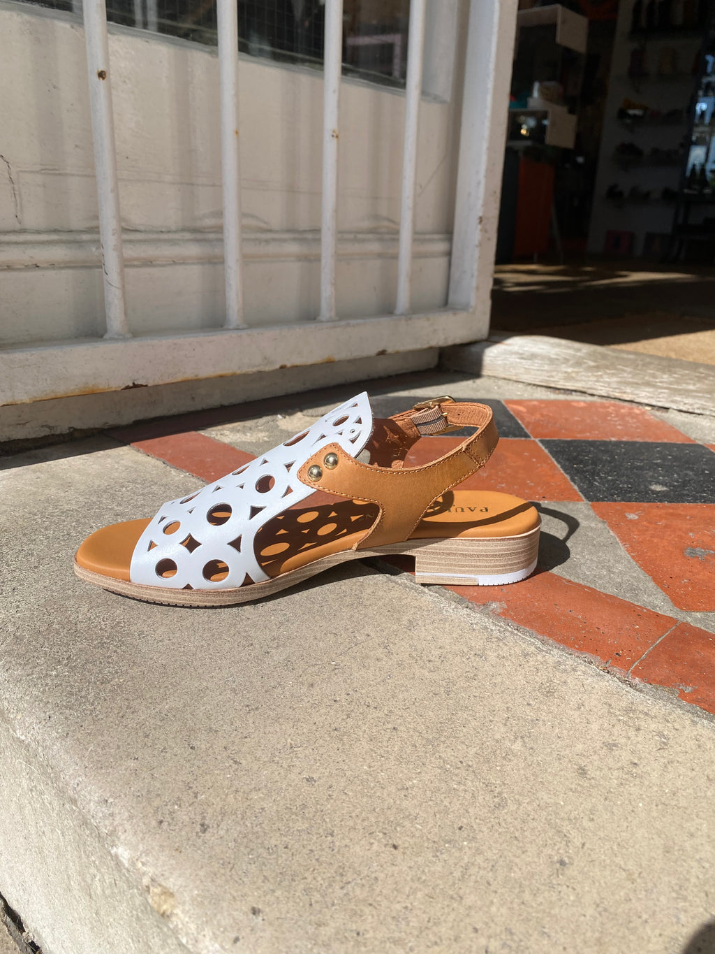 Paula Urban 9-654 white sandals